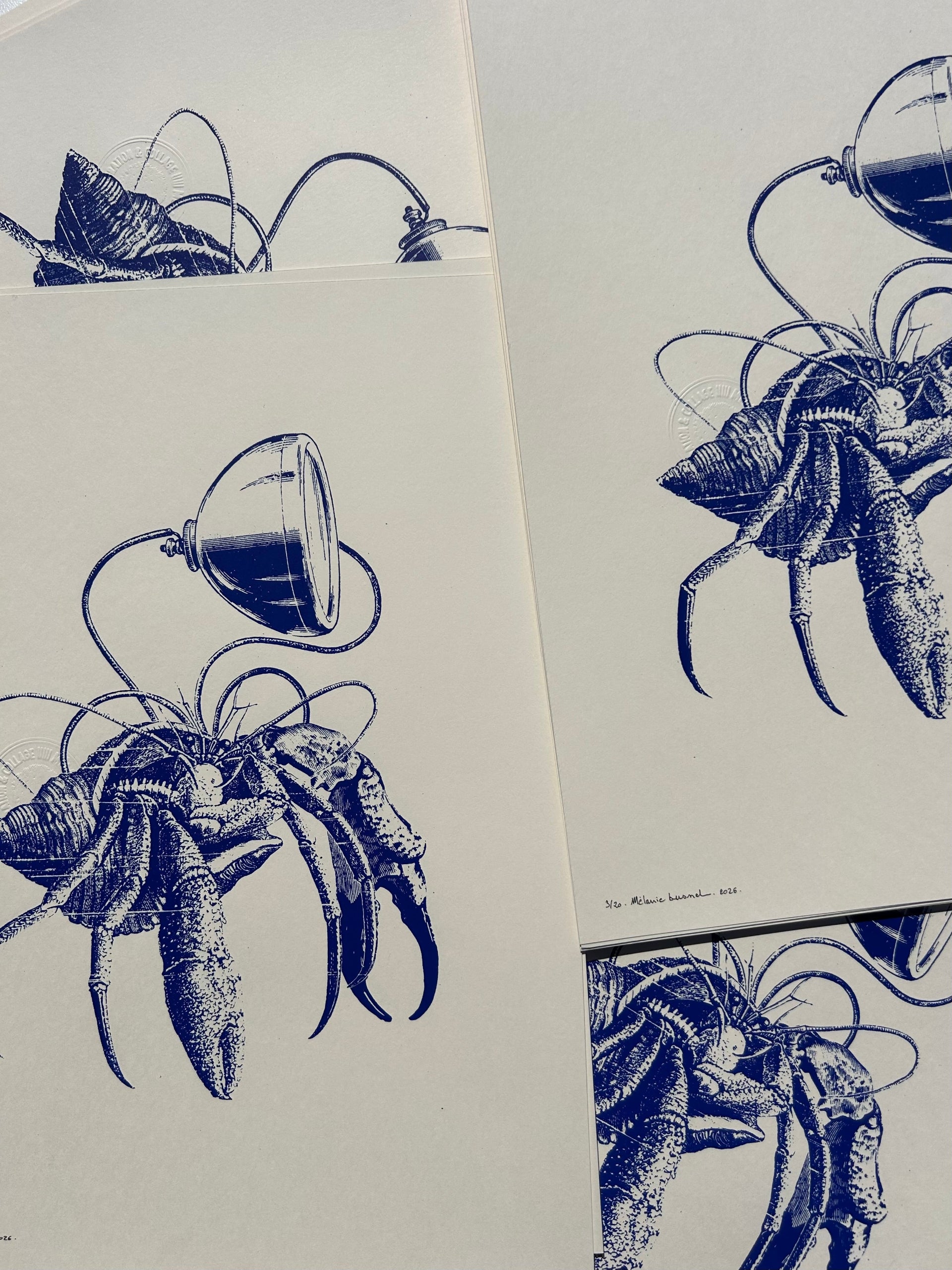 Sérigraphie "Lenteur éclairée" Mélanie Busnel - vue d'ensemble de plusieurs tirages bleu marine, édition limitée numérotée sur papier création
