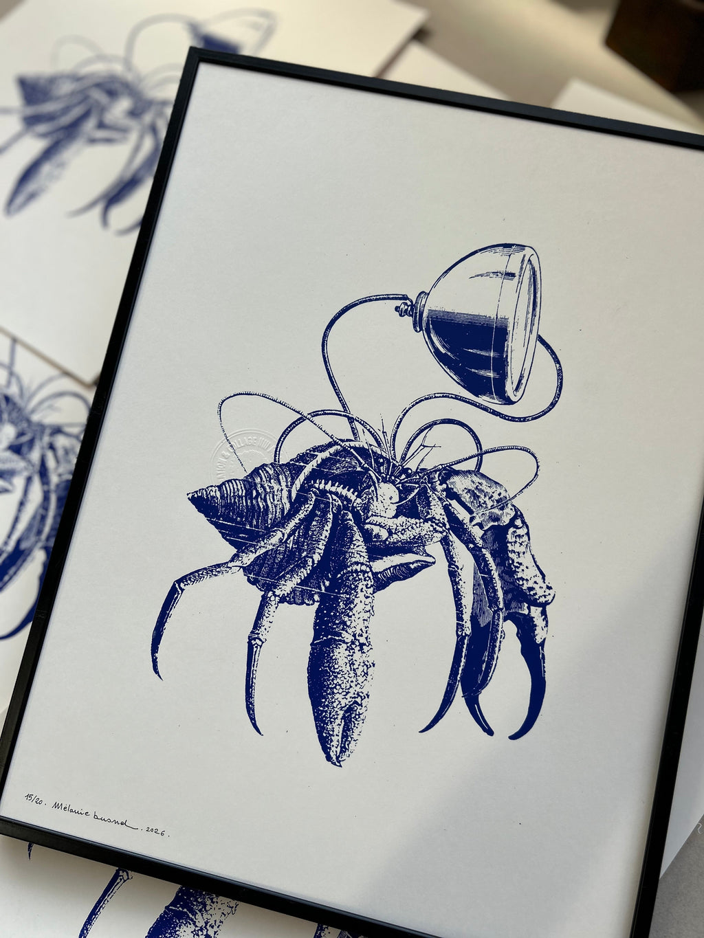 Sérigraphie "Lenteur éclairée" encadrée - bernard-l'hermite et lampe, impression bleu marine sur fond blanc, cadre noir, édition limitée Mélanie Busnel 2026