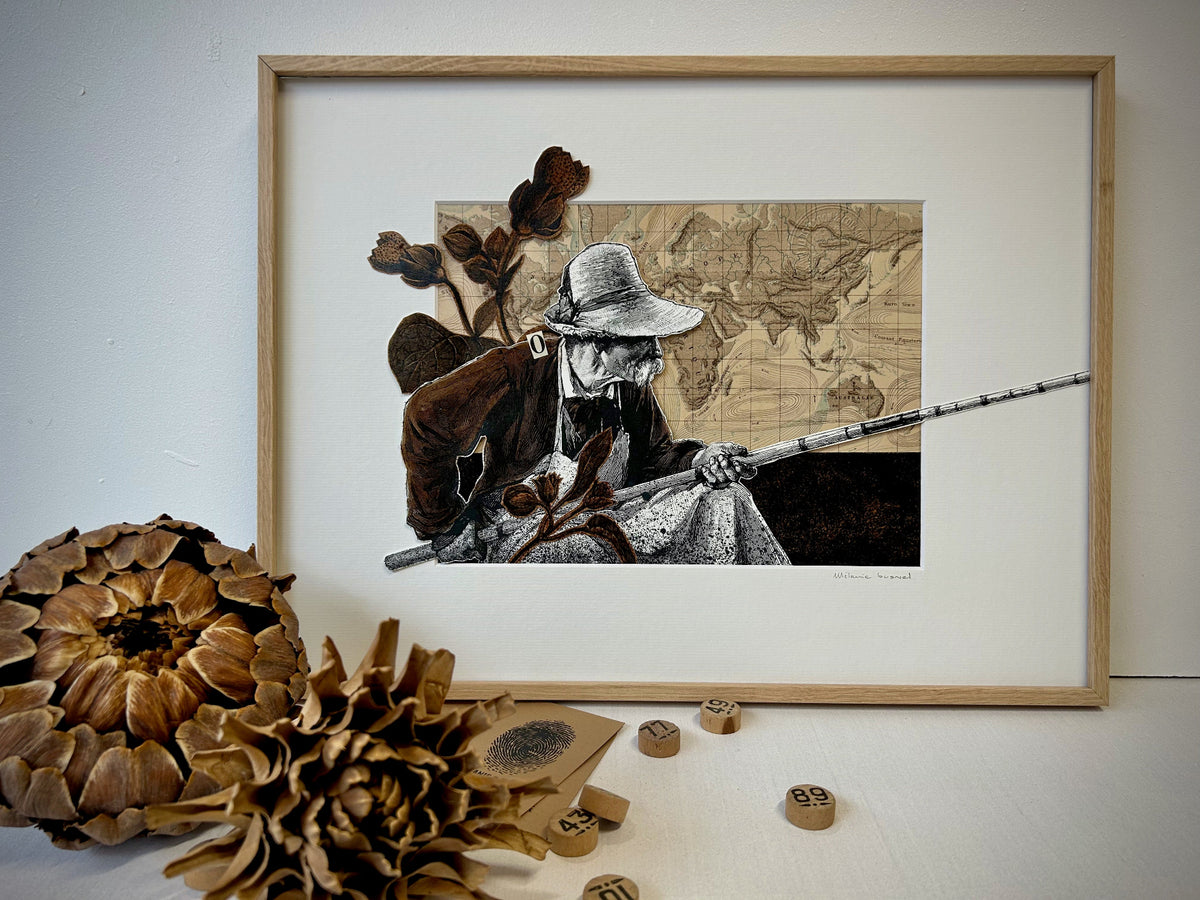 (encadré, mise en scène avec fleurs d'artichauts séchées) : "Fisherman" collage, pêcheur sur carte ancienne, papiers gravures et papiers d'époque, 30x40 cm, signé Mélanie Busnel — vue encadrée